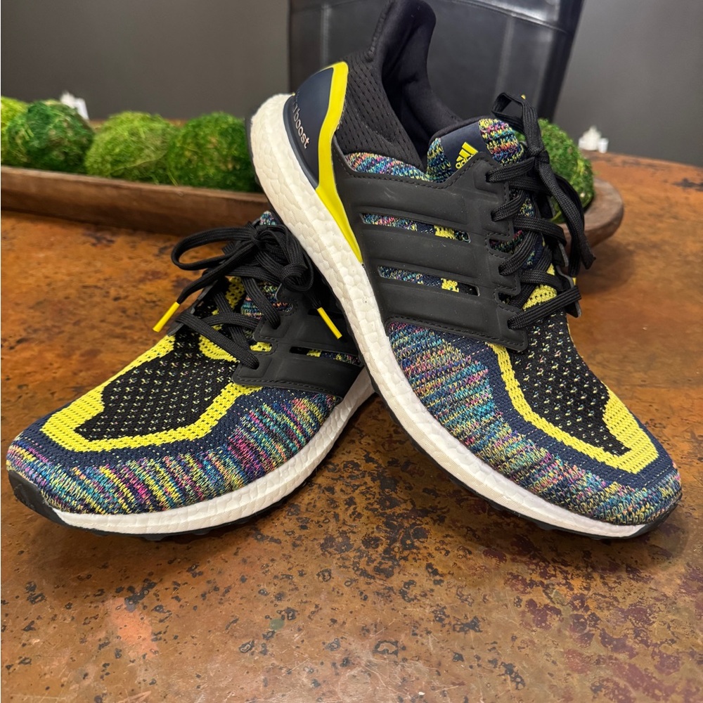 ADIDAS Ultra boost Running Shoes with Black and Yellow Accents Mens size 12 mint